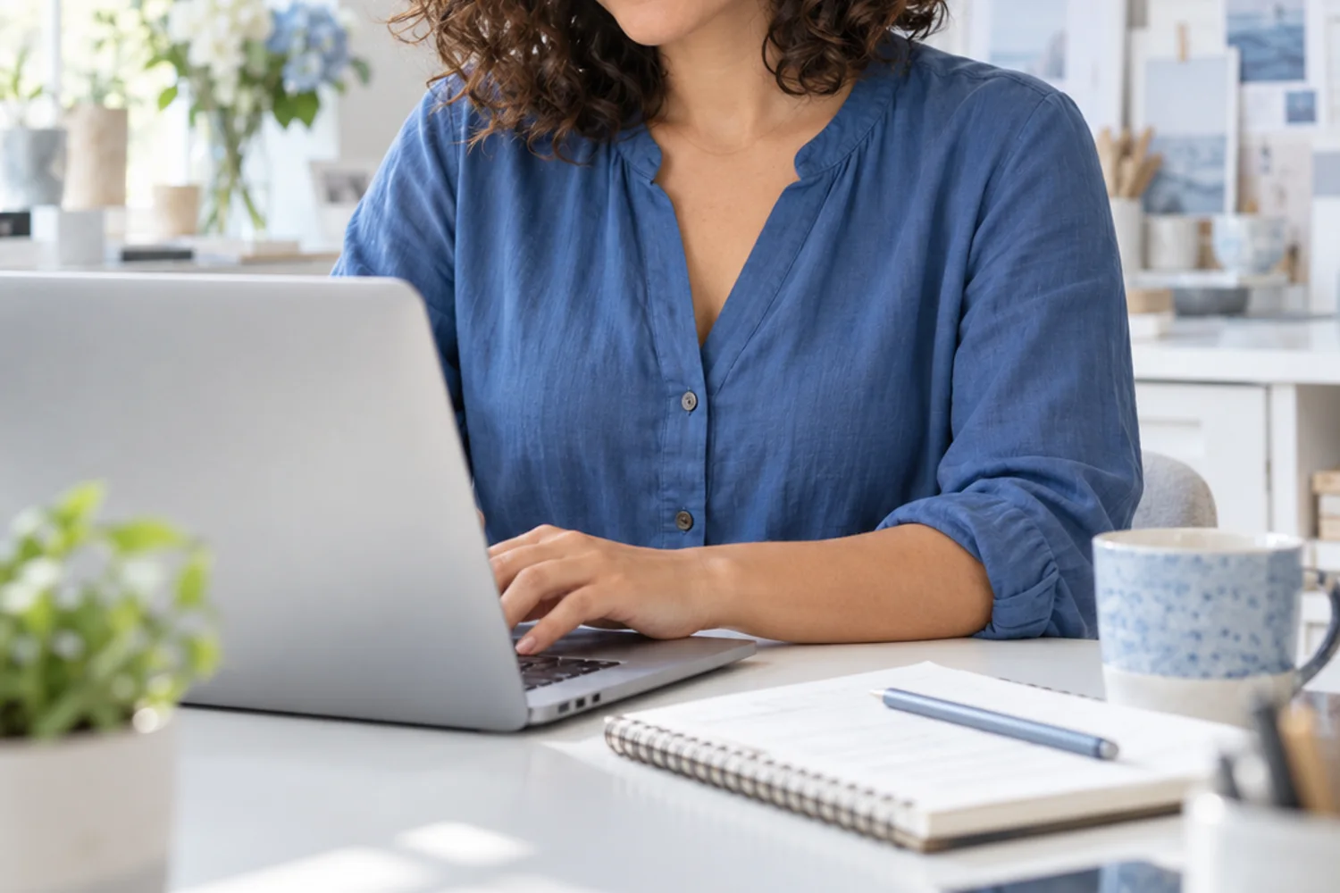 Ondernemer beheert domeinen op een laptop